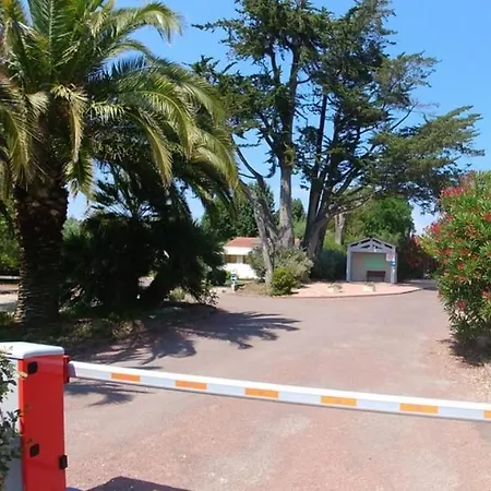 Maison De Avec Piscine Chauffee Dans La Les Jardins St Pierre Oleron Holiday home *